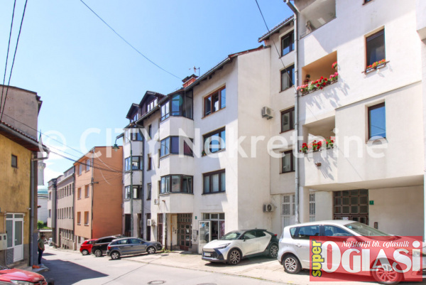 Stari Grad, Ćemerlina, 72m2, četverosoban, IV (posljednji) sprat, bez lifta.