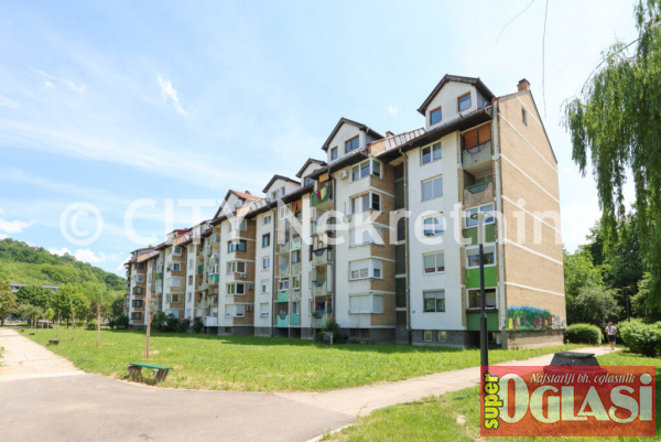 Dobrinja, Gandijeva, 65m2, trosoban, suteren.