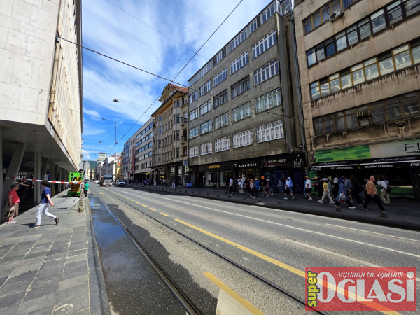 Centar, Maršala Tita, 57m2, dvosoban, visoko prizemlje, renoviran, etažno plinsko grijanje, klima, blinda, 360.000KM.