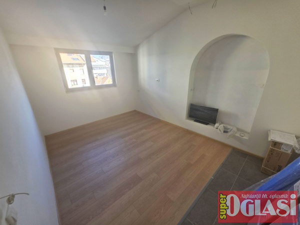 Centar, Jezero, 54m2, trosoban, III sprat, renoviran, PVC stolarija, grijanje na struju, blinda vrata, 359.000KM.