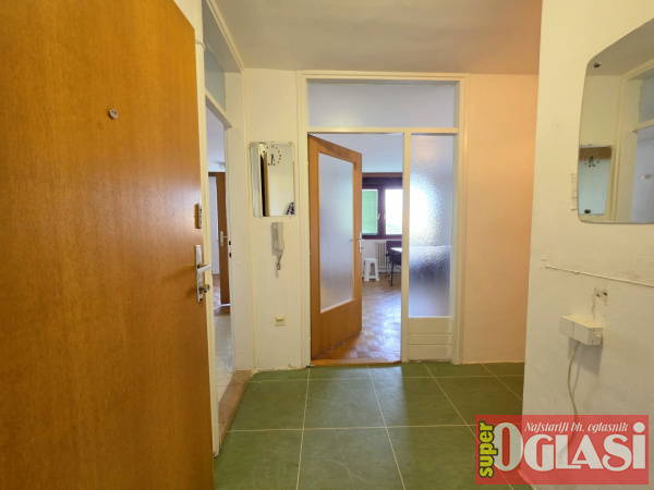 Dobrinja, Sulejmana Filipovića, 42m2, jednosoban, IV sprat, namješten, renoviran, centralno gradsko grijanje, blinda, 229.500KM.